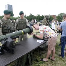 Klaipėdiečiai naudojosi proga apžiūrėti karinę techniką: ant tankų lipo ne tik vaikai