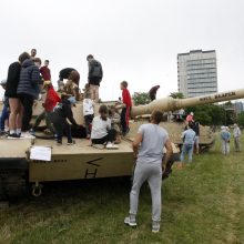 Klaipėdiečiai naudojosi proga apžiūrėti karinę techniką: ant tankų lipo ne tik vaikai