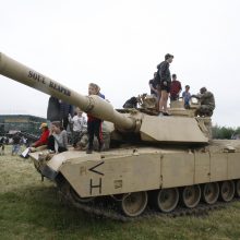 Klaipėdiečiai naudojosi proga apžiūrėti karinę techniką: ant tankų lipo ne tik vaikai