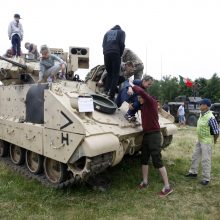 Klaipėdiečiai naudojosi proga apžiūrėti karinę techniką: ant tankų lipo ne tik vaikai