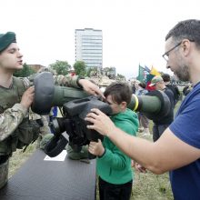 Klaipėdiečiai naudojosi proga apžiūrėti karinę techniką: ant tankų lipo ne tik vaikai