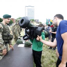 Klaipėdiečiai naudojosi proga apžiūrėti karinę techniką: ant tankų lipo ne tik vaikai