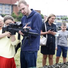 Klaipėdiečiai naudojosi proga apžiūrėti karinę techniką: ant tankų lipo ne tik vaikai