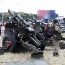 Klaipėdiečiai naudojosi proga apžiūrėti karinę techniką: ant tankų lipo ne tik vaikai