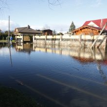 Purmaliuose vanduo tuoj sieks namų stogus