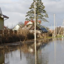 Purmaliuose vanduo tuoj sieks namų stogus