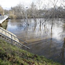 Purmaliuose vanduo tuoj sieks namų stogus