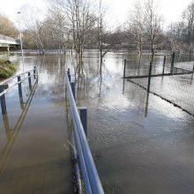 Purmaliuose vanduo tuoj sieks namų stogus