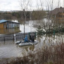 Purmaliuose vanduo tuoj sieks namų stogus