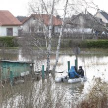 Purmaliuose vanduo tuoj sieks namų stogus