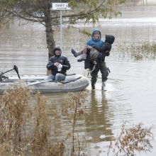 Purmaliuose vanduo tuoj sieks namų stogus