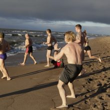 Naujųjų sutikimą įprasmino maudynėmis jūroje