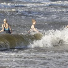 Naujųjų sutikimą įprasmino maudynėmis jūroje