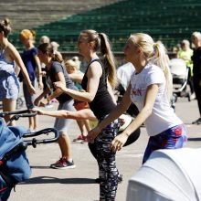 Į treniruotę susirinko būrys mamų su mažyliais