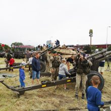 Klaipėdiečiai naudojosi proga apžiūrėti karinę techniką: ant tankų lipo ne tik vaikai