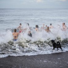 Sveikuoliai maudėsi jūroje