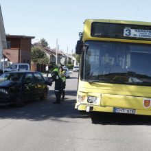 Vairuotoja taranavo miesto autobusą