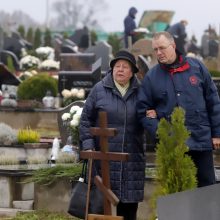 Visų Šventųjų dieną kauniečiai lankė artimųjų kapavietes