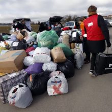 Prie „Žalgirio“ arenos visą sekmadienį Raudonasis kryžius iš žmonių renka paramą Ukrainai