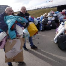 Prie „Žalgirio“ arenos visą sekmadienį Raudonasis kryžius iš žmonių renka paramą Ukrainai