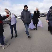 Prie „Žalgirio“ arenos visą sekmadienį Raudonasis kryžius iš žmonių renka paramą Ukrainai