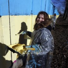 Kauno gatvės menininkai ir aleksotiškiai reiškia palaikymą: didžiulė tvora virto Ukrainos vėliava