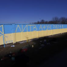 Kauno gatvės menininkai ir aleksotiškiai reiškia palaikymą: didžiulė tvora virto Ukrainos vėliava