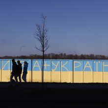 Kauno gatvės menininkai ir aleksotiškiai reiškia palaikymą: didžiulė tvora virto Ukrainos vėliava