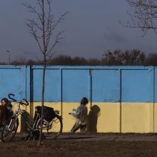 Kauno gatvės menininkai ir aleksotiškiai reiškia palaikymą: didžiulė tvora virto Ukrainos vėliava