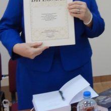 Pripažinimas: saldžioji šlovės akimirka – D.Milukaitei-Buragienei įteiktas diplomas už rekordinio skaičiaus akrostichų rinktinę. 