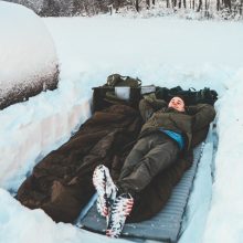 Rutina: vakarėjant svarbia užduotimi tampa surasti nakvynei tinkamą vietą, užkurti laužą ir pagaminti vakarienę.