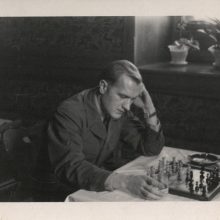 Laisvalaikis: A.T.Antanaitis 1952 m. Celyje prie Zė <span style=color:red;>(Austrija)</span>, restorane žaidžia šachmatais.