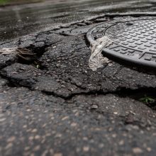 Liūtis Kaune: atviri šuliniai gatvėse, elektros laidai įkalino žmones automobilyje