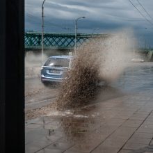 Liūtis Kaune: atviri šuliniai gatvėse, elektros laidai įkalino žmones automobilyje