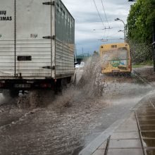 Liūtis Kaune: atviri šuliniai gatvėse, elektros laidai įkalino žmones automobilyje