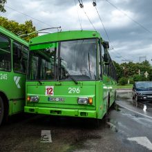 Liūtis Kaune: atviri šuliniai gatvėse, elektros laidai įkalino žmones automobilyje