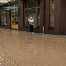 Liūtis Kaune: atviri šuliniai gatvėse, elektros laidai įkalino žmones automobilyje