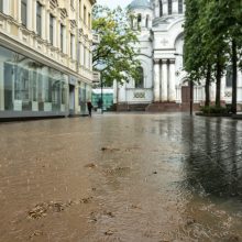 Liūtis Kaune: atviri šuliniai gatvėse, elektros laidai įkalino žmones automobilyje