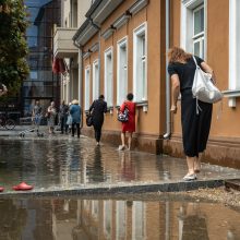 Liūtis Kaune: atviri šuliniai gatvėse, elektros laidai įkalino žmones automobilyje