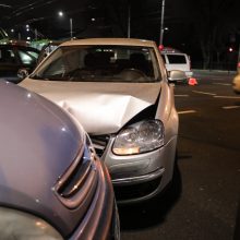 Kaune susidūrė trys automobiliai, medikų pagalbos prireikė vyrui