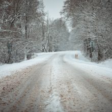 Kauną iš sniego vaduojantys kelininkai pasigenda vairuotojų sąmoningumo