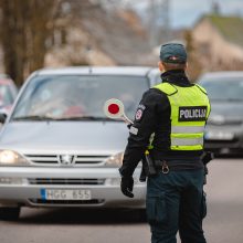 Postuose dirba gausios pareigūnų pajėgos: spūsčių nėra, tikrinamas ir vairuotojų blaivumas