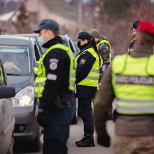 Postuose dirba gausios pareigūnų pajėgos: spūsčių nėra, tikrinamas ir vairuotojų blaivumas