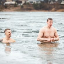 Po šventinės nakties gaivinosi lediniu vandeniu