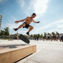 Vienybės aikštėje ekstremalaus sporto meistrai demonstravo įgūdžius ant riedlenčių