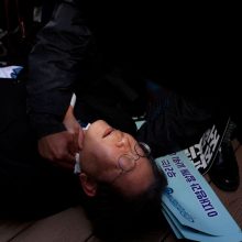 Pietų Korėjos opozicijos lyderis padurtas į kaklą