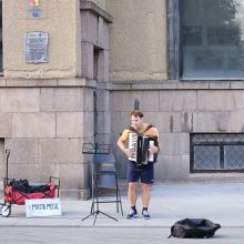 Nuo miesto šurmulio gelbsti gyva muzika: kodėl žmonės renkasi groti gatvėje?