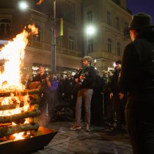 Gedimino prospekte suliepsnojo šešiolika Valstybės atkūrimo dienai skirtų laužų