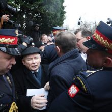 Prie Lenkijos parlamento du politikai susirėmė su apsaugininkais: veržėsi į Seimo posėdį