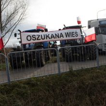 Lenkijos ūkininkai, sunkvežimių vairuotojai išplėtė Ukrainos sienos blokadą